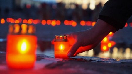 Перед мемориалом героям-воинам сотни свечей, выложив ими надпись «Азербайджан помнит!