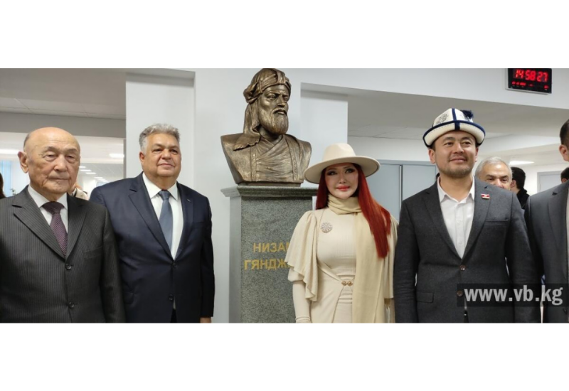 В Бишкеке открыли памятник Низами Гянджеви - ФОТО